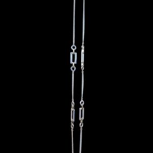 Chic Silver Necklace with Geometric Accents